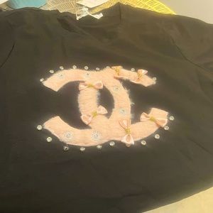 Super cute tee with some details